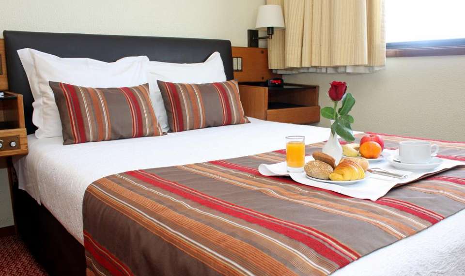 Soba z zakonsko posteljo